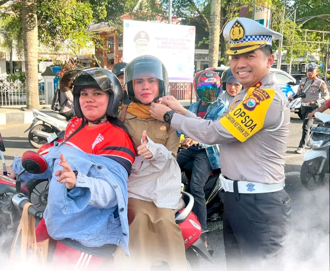 Sadar Keselamatan Berkendara, Ditlantas Polda Malut Bagi Helm Gratis ke Pengguna Jalan