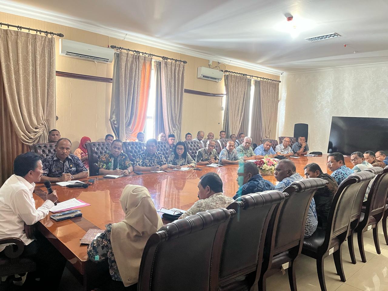 Perdana Berkantor, Bupati-Wakil Bupati SBB Rapat dengan OPD Sinkronisasi Program