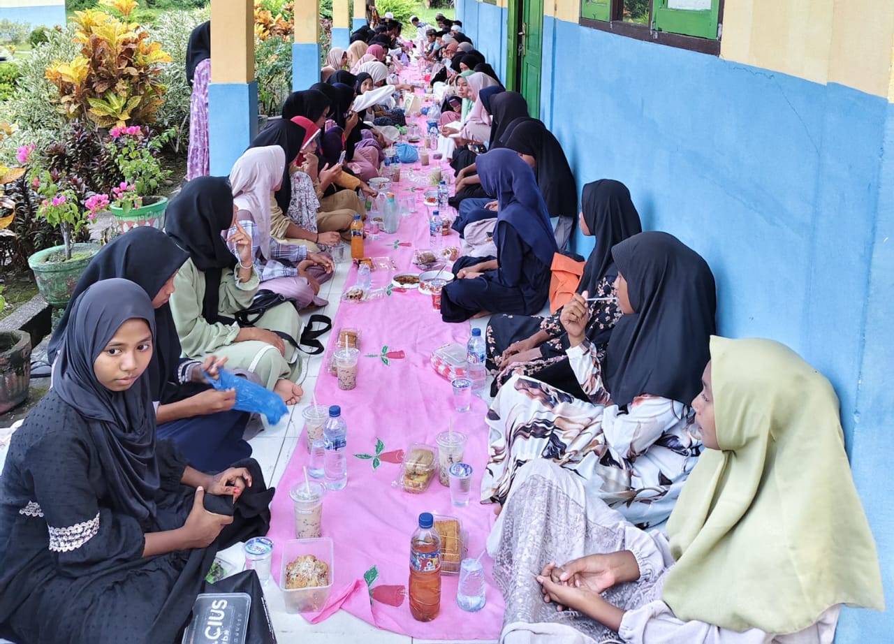 SMP Negeri 11 Huamual Gelar Buka Puasa Bersama: Pererat Silahturahmi Antara Siswa-siswi dan Dewan Guru