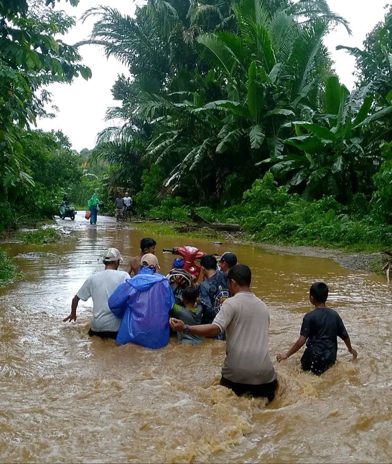 Banjir Tutup Akses Jalan di Kecamatan Huamual Belakang, SBB