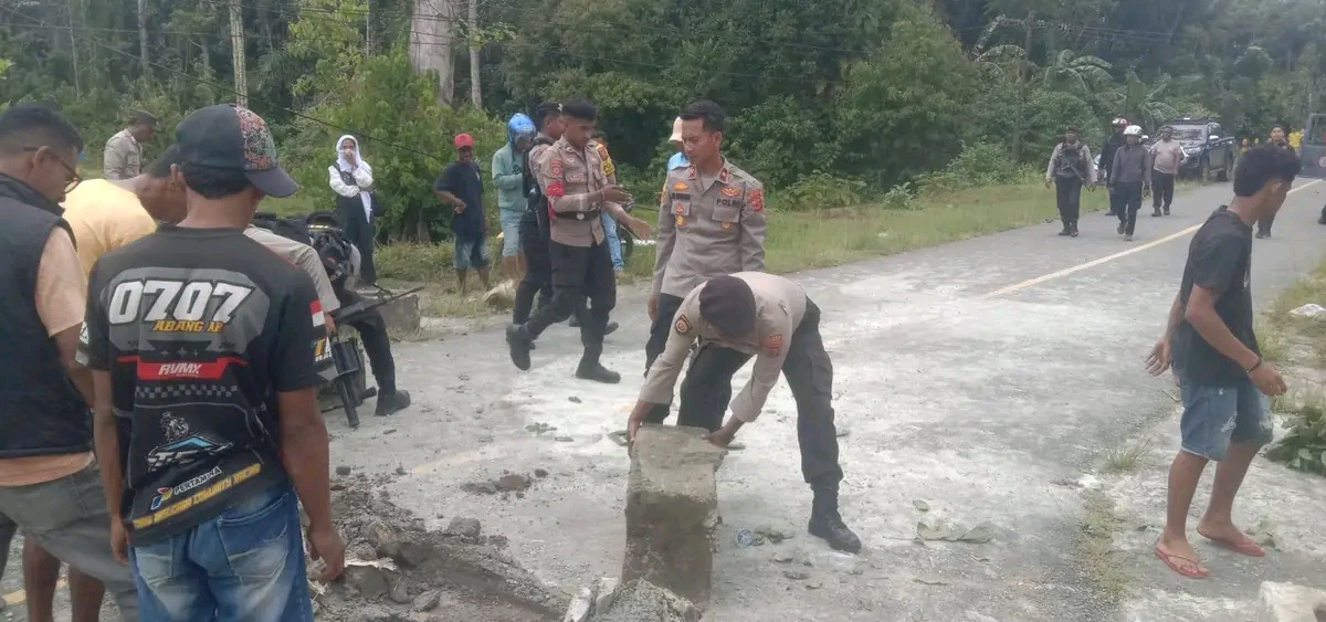 Palang Jalan Di Desa Allang Asaude Dipicu Pembakaran Empat Motor Warga: Kini Sudah Dibuka, Akses Jalan Normal