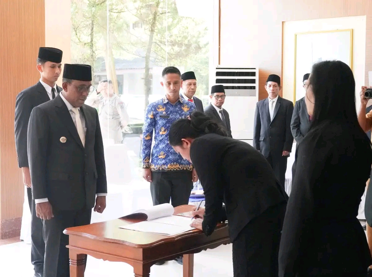 Lantik Puluhan Kepala Sekolah, Bupati Malteng: Hadirkan Lingkungan Belajar yang Aman, Inklusif dan Berprestasi