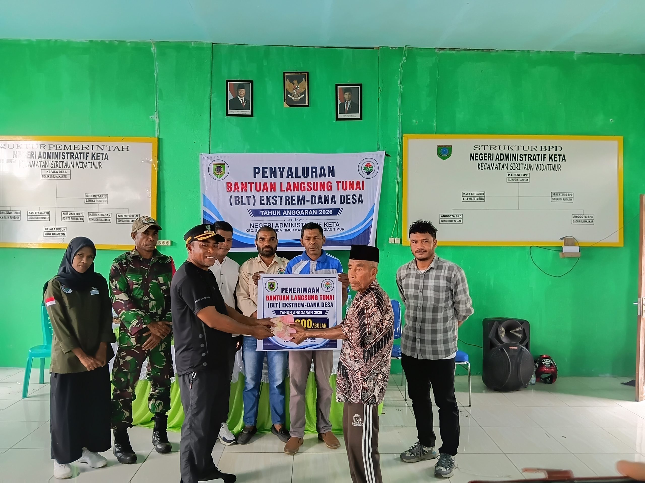Camat SWT Dan Kades Titipkan Pesan Saat Membagikan BLT Ekstrim Di Desa Keta