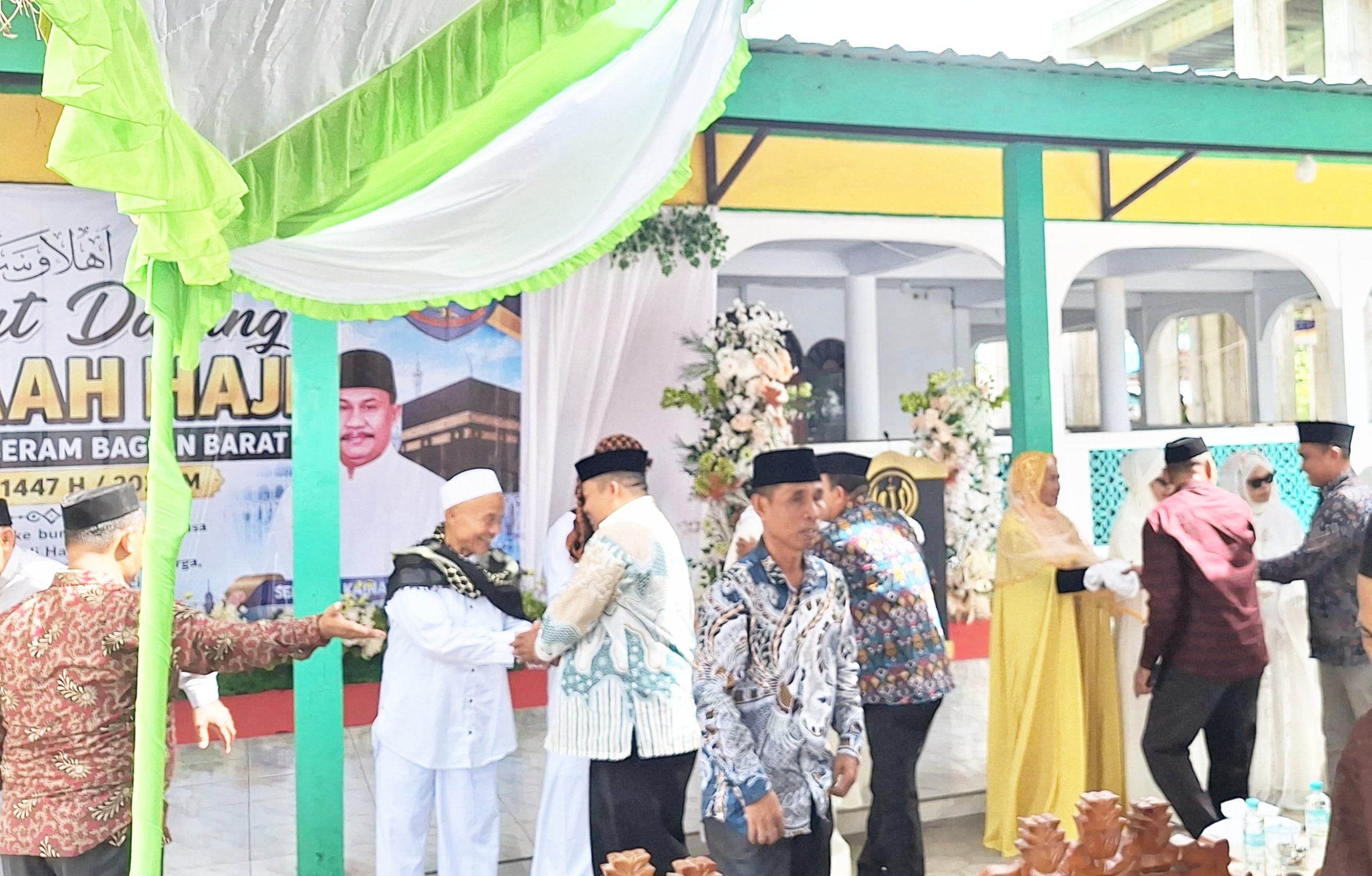 Bupati SBB Sambut Kepulangan Jama’ah Haji, Assisten I Serahkan ke Keluarga